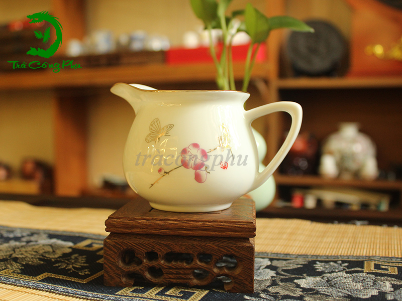 Bộ ấm chén sứ được trang trí với hình ảnh bông hoa đào